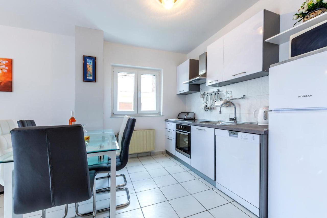 Apartments Mm Подстрана Екстериор снимка